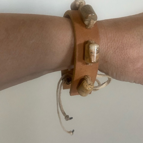 Hand crafted natural leather Jasper bracelet - Picture 2 of 3